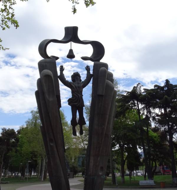 Tag der Muttersprache in Georgien; Denkmal der Muttersprache