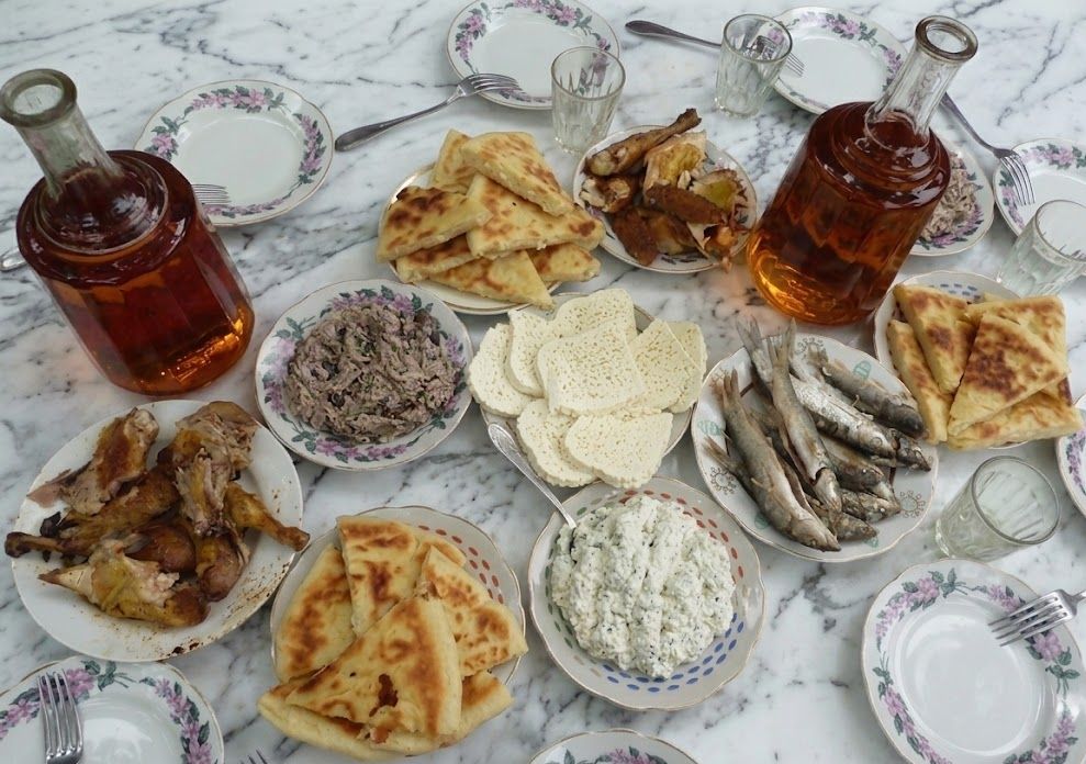 Gedeckte Tafel: Georgische Gerichte